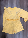 Conjunto short y sudadera amarillo mantequilla