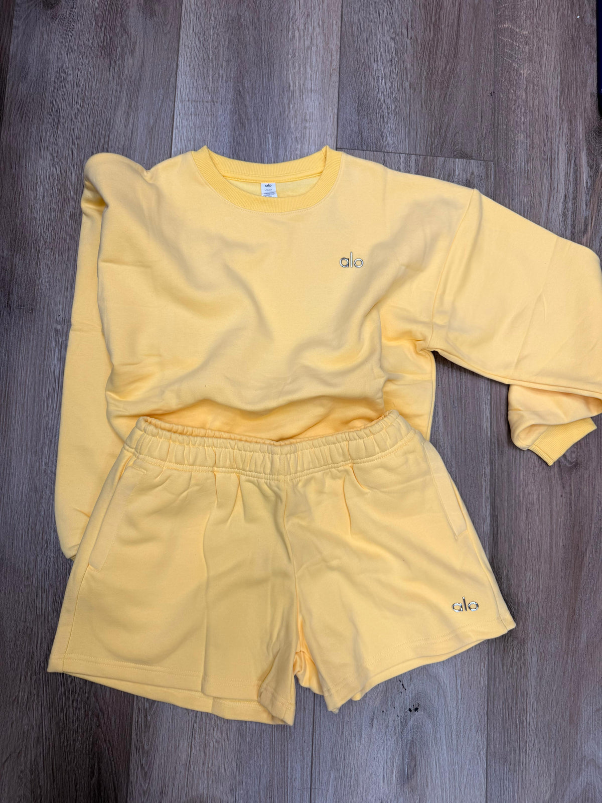 Conjunto short y sudadera amarillo mantequilla